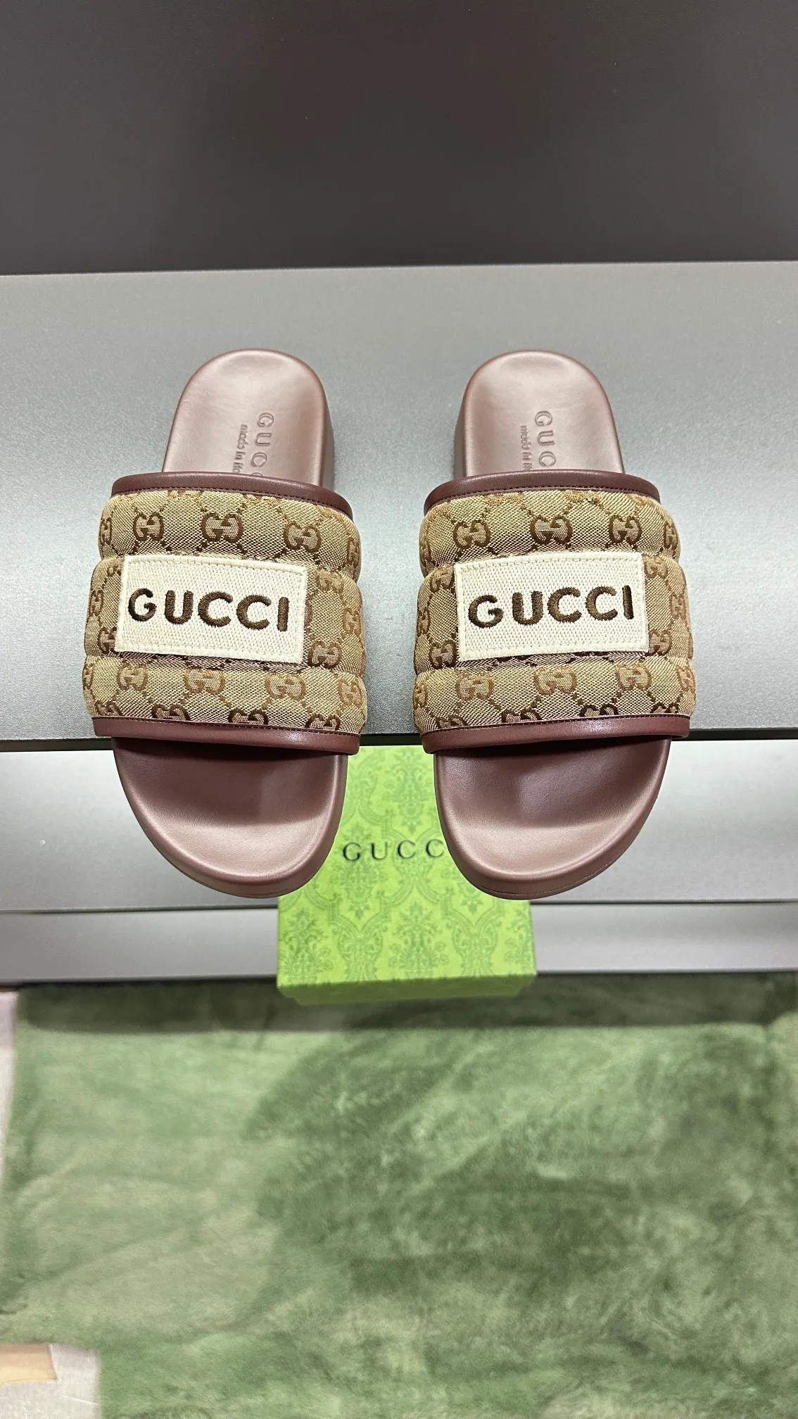 [G Family Couple Style] P: 300💰Female size 36~40 Men's size 39~45, (46. Custom-made Unisex GG slippers This slipper is made of GG polyester fiber and is decorated with a Gucci label on the front, adding a striking logo feel to the style. Beige GG recycled polyester fiber Unisex leather trim "Gucci Made in Italy" embroidered label Rubber sole Flat Made in Italy